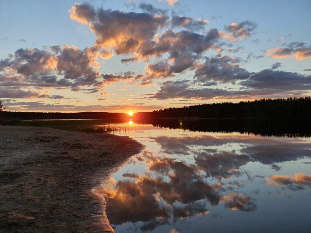 Ilta-aurinko, järvimaisema.