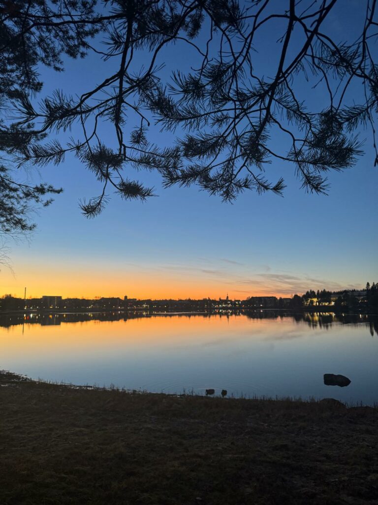 Auringonlasku, kesäinen järvimaisema.